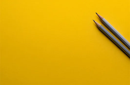 Lápis sobre fundo amarelo