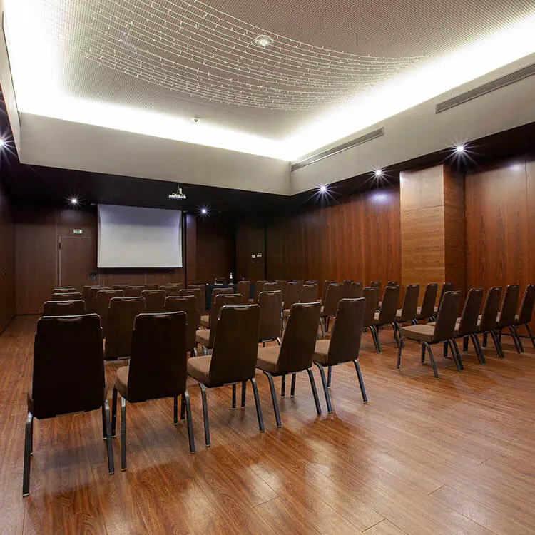 Sala de conferências com cadeiras dispostas em plateia