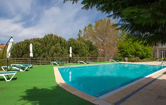 Piscina exterior e relvado do Hotel Lusitânia