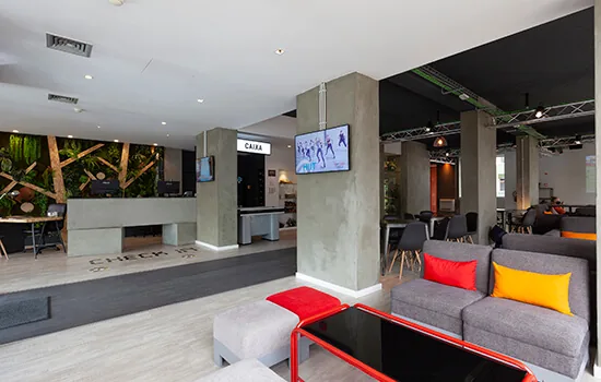 Zona de estar com sofás no Sport Hotel