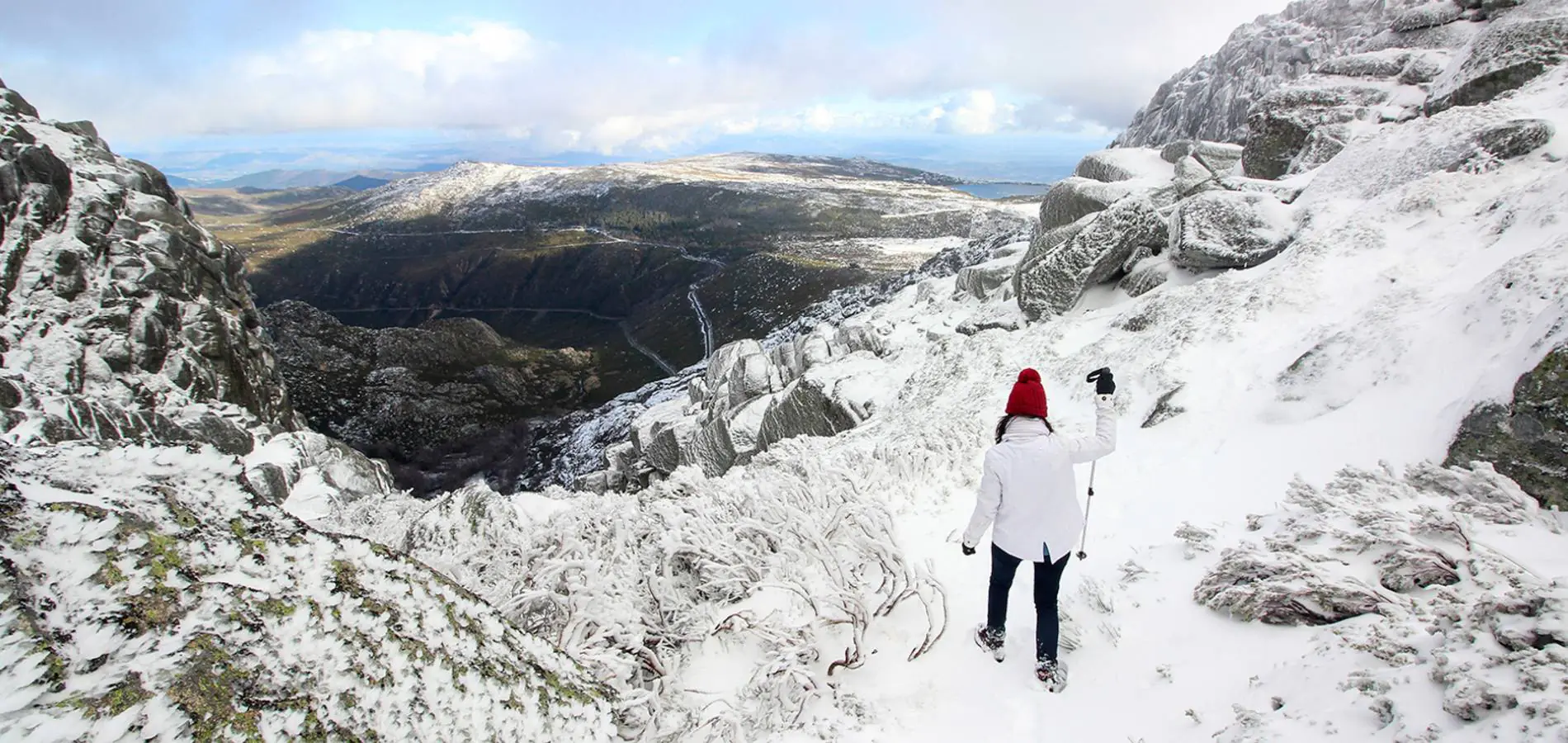 Caminhante numa paisagem de montanha coberta de neve