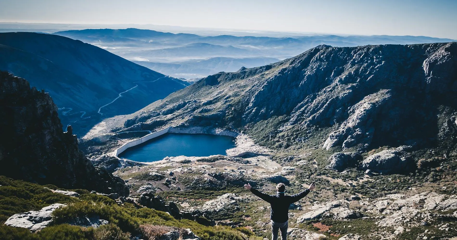 Vista da Serra da Estrela com lagoa e caminhante